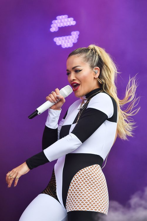 Rita Ora con una mega coleta en uno de sus conciertos 2018