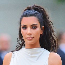 Kim Kardashian recoge el premio 'Influencer del año' con un oscuro beauty