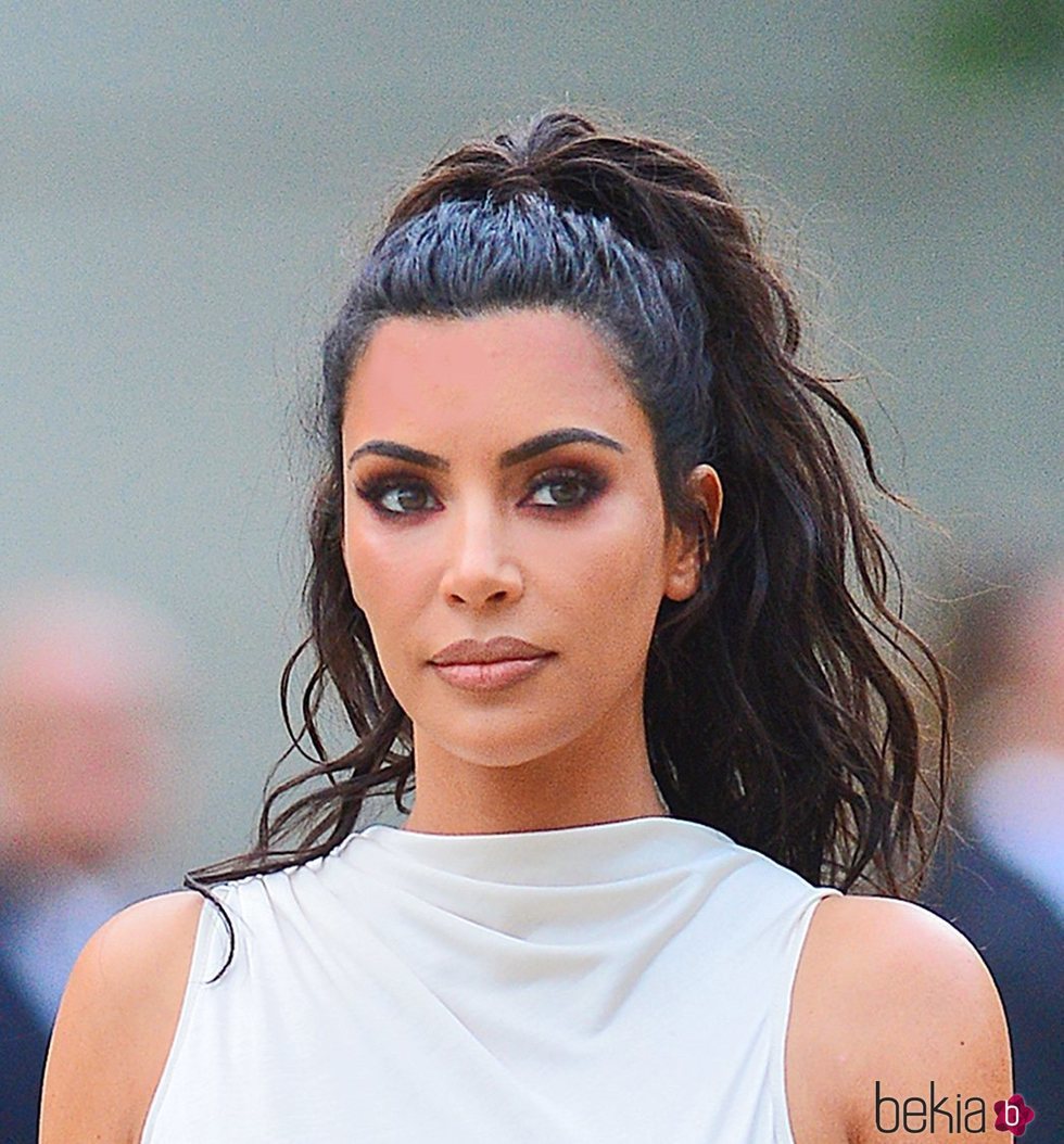 Kim Kardashian recoge el premio 'Influencer del año' con un oscuro beauty