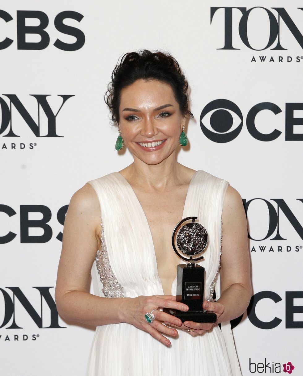 Katrina Lenk con un recogido y pendientes verdes en la alfombra roja de los Premios Tony 2018