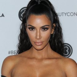 Kim Kardashian con un maquillaje en tonos nude en la fiesta Beautycon 2018