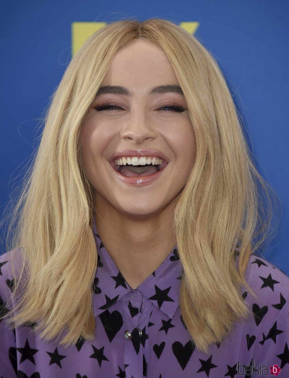 Sabrina Carpenter con una melena midi en los premios Teen Choice 2018