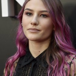 Sofia Hublitz con el cabello morado en el estreno de la segunda temporada de 'Ozark' 2018