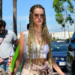 Alessandra Ambrosio con el cabello trenzado en Los Ángeles 2018