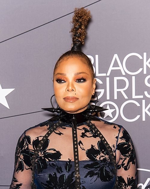 Jannet Jackson con una coleta extravagante en la alfombra roja de los 'Black Girl Rock' 2018