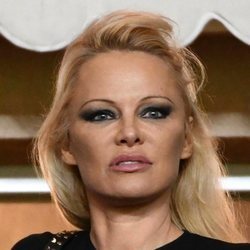 Pamela Anderson con un mal maquillaje en un partido de la Liga 1