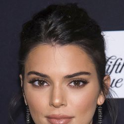 Kendall Jenner con un beauty en tonos tierra en la fiesta de Harper's Bazaar