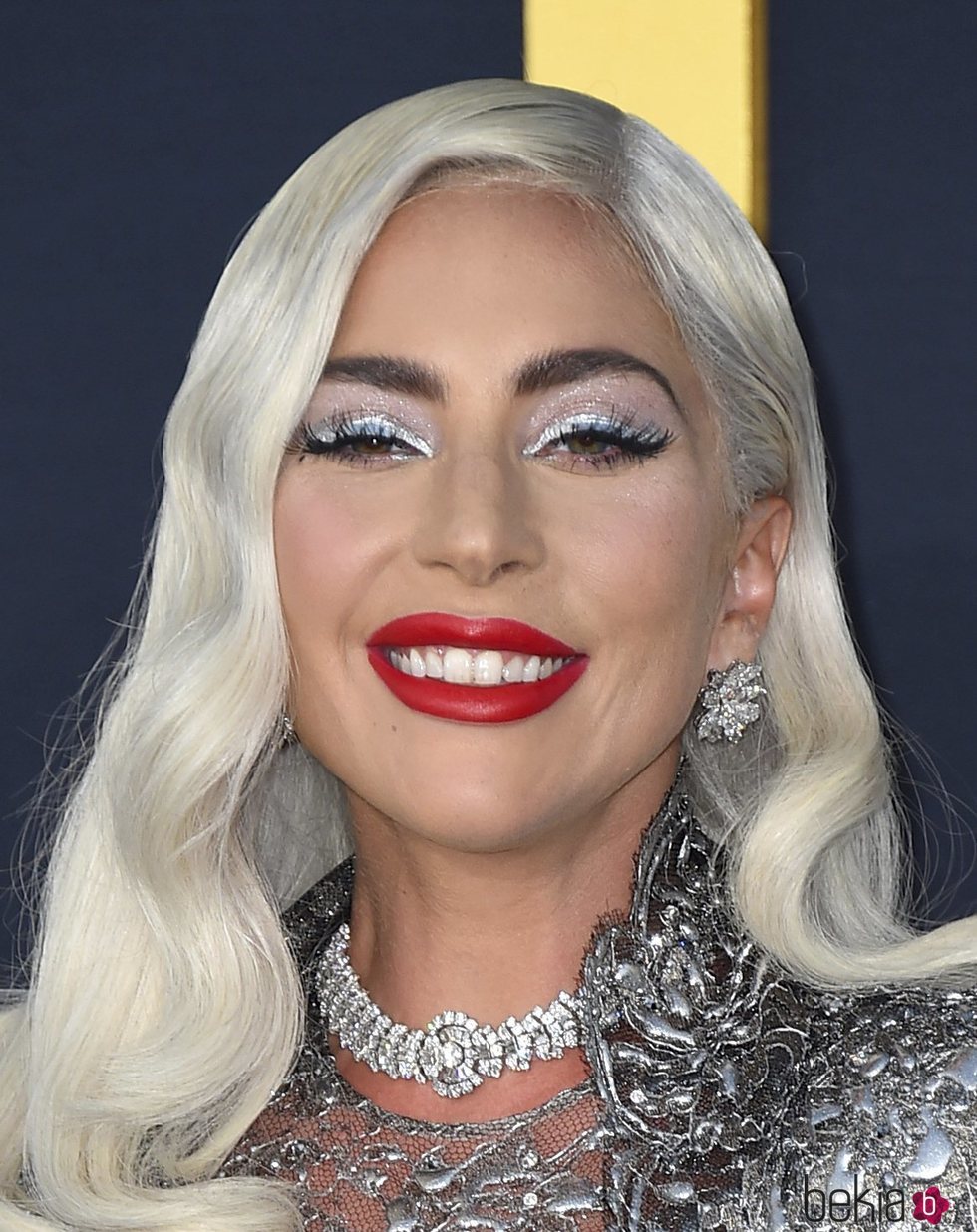 Lady Gaga con un beauty plateado en la presentación de 'Ha nacido una estrella'