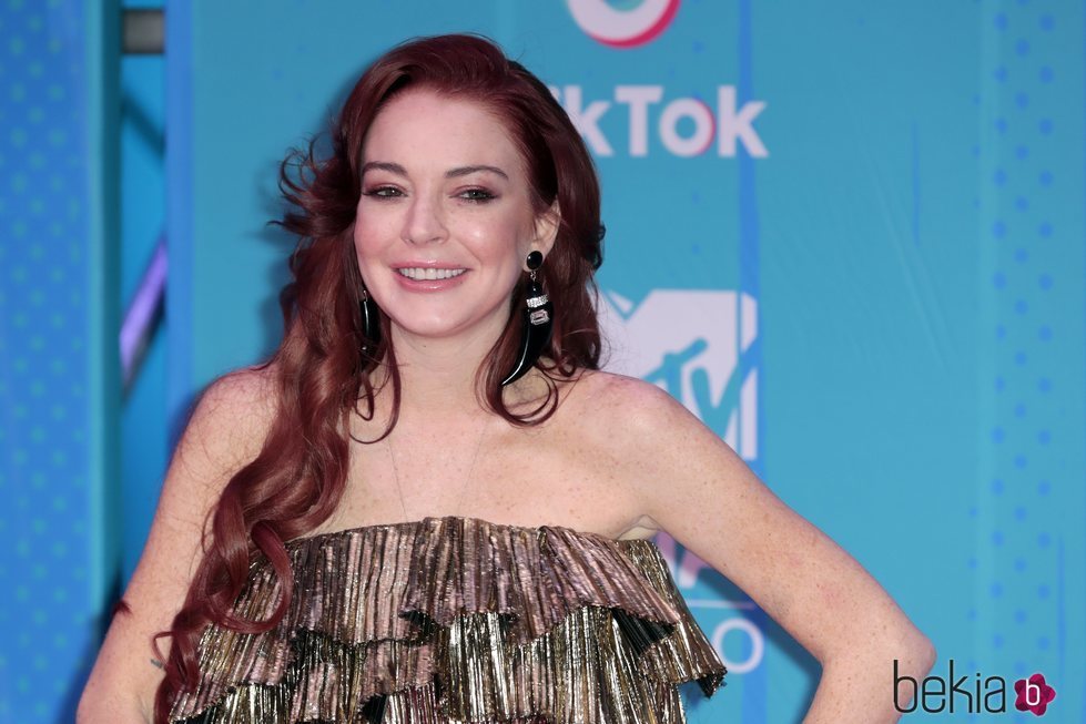 Lindsay Lohan luce un peinado de ondas de agua