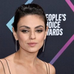 Mila Kunis luce un maquillaje natural en los People Choice Awards 2018