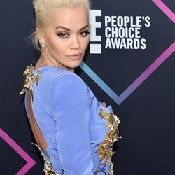 Rita Ora posa con un moño despeinado en los People Choice Awards