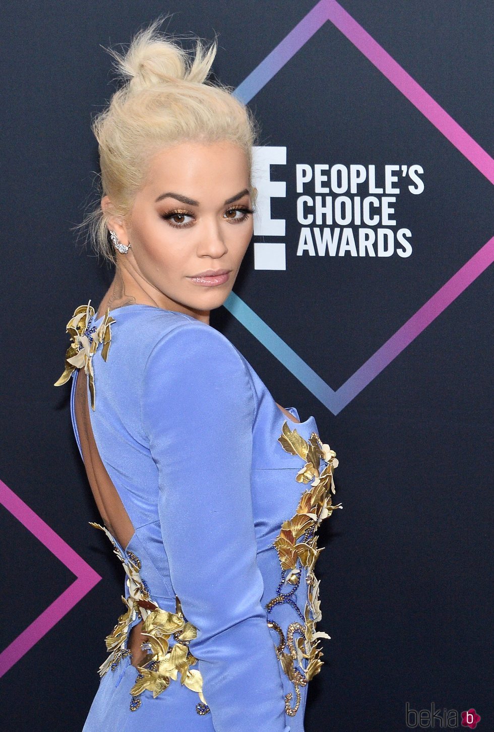 Rita Ora posa con un moño despeinado en los People Choice Awards