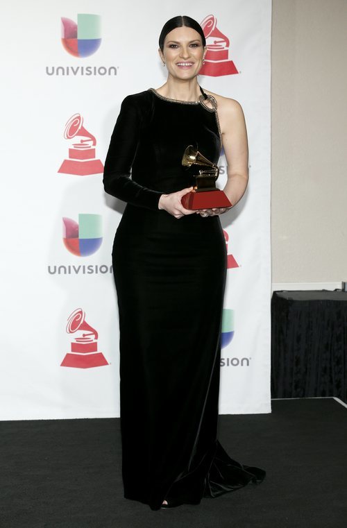 Laura Pausini luce un recogido bajo en los Grammy Latinos 2018