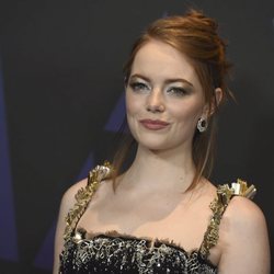 Emma Stone luce un recogido suelto en los Premios Gobernador 2018