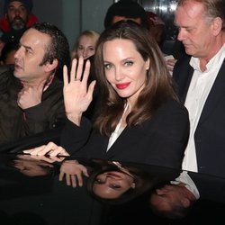 Angelina Jolie luce un pintalabios rojo en el festival 'Fighting Stigma' en Londres