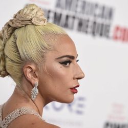 Lady Gaga luce un recogido muy exagerado en los Premios Cinematheque 2018