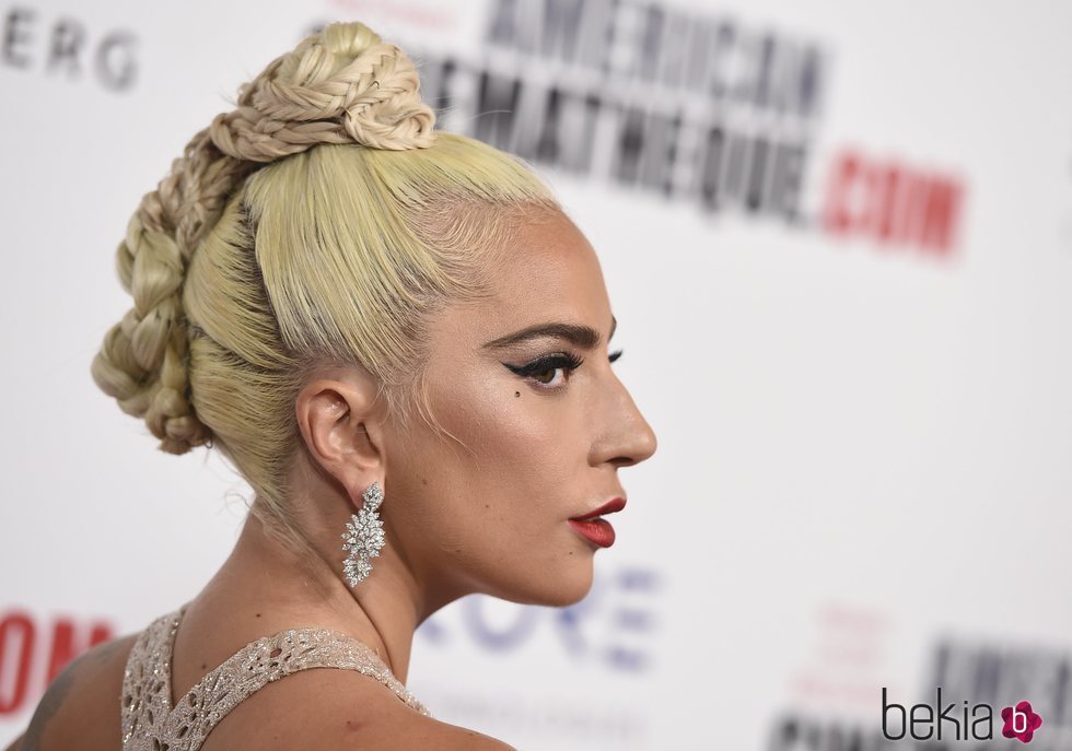 Lady Gaga luce un recogido muy exagerado en los Premios Cinematheque 2018