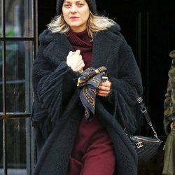Marion Cotillard pasea con gorro en Nueva York