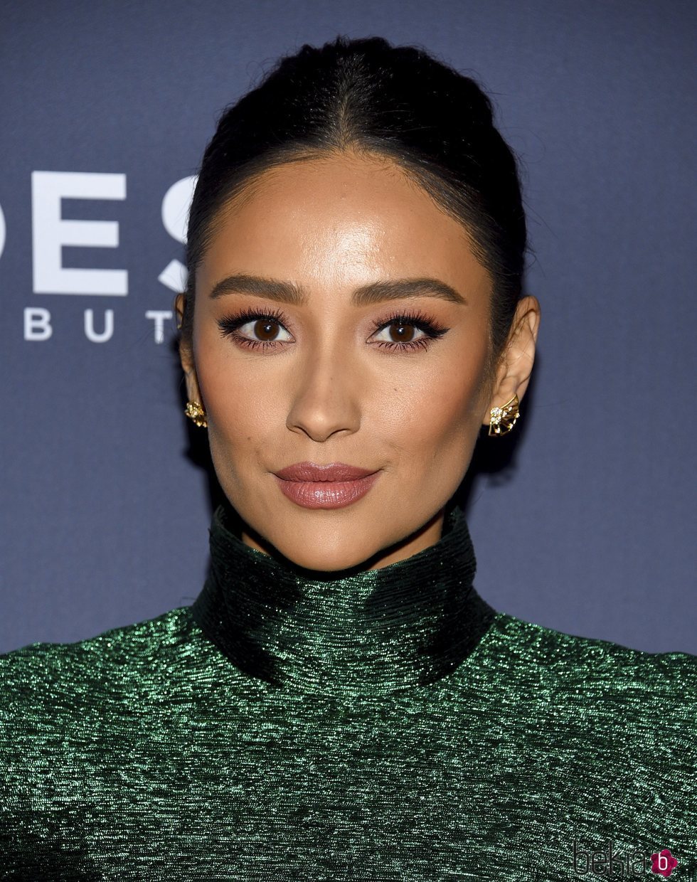 Shay Mitchell aostó por un maquillaje natural para los Premios CNN 