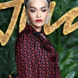 Rita Ora apuesta por un peinado con diadema en los British Fashion Awards 2018