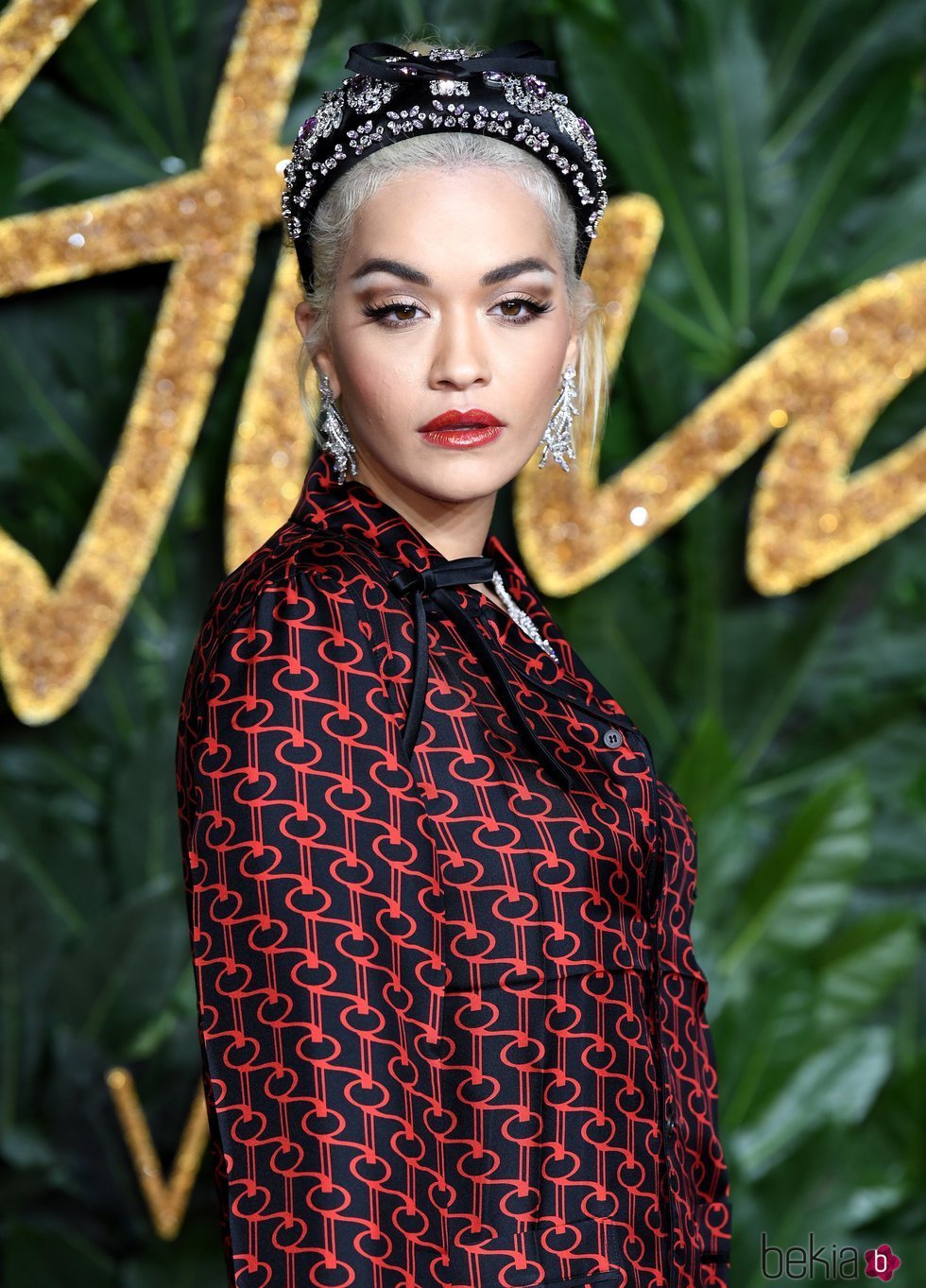 Rita Ora apuesta por un peinado con diadema en los British Fashion Awards 2018