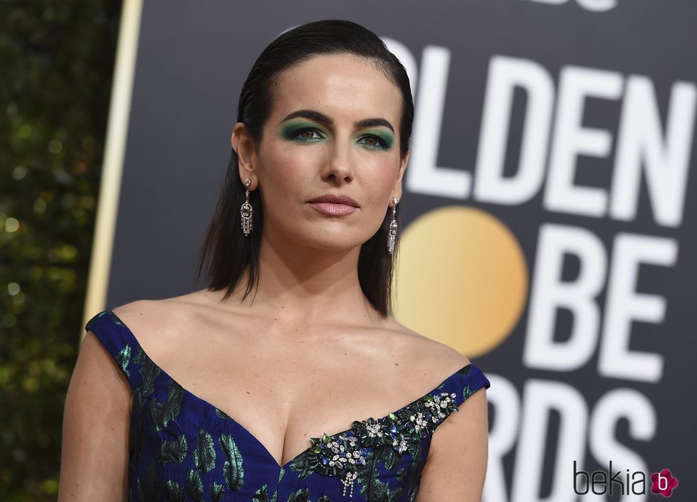 Camilla Belle con un beauty look verde en los Globos de Oro 2019