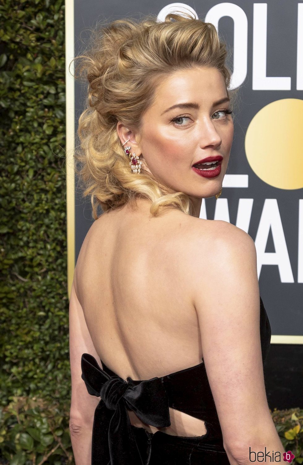 El peinado ochentero de Amber Heard en los Globos de Oro 2019