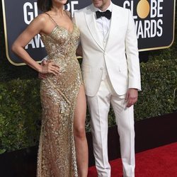 Irina Shayk estrena melena midi posando con Bradley Cooper en los Globos de Oro 2019
