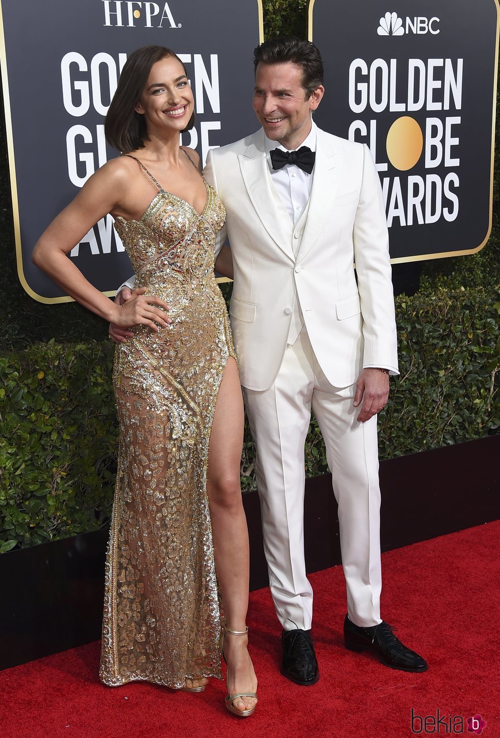 Irina Shayk estrena melena midi posando con Bradley Cooper en los Globos de Oro 2019