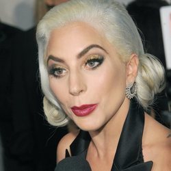 Lady Gaga con el pelo tricolor en la entrega de los National Board of Review Awards 2019