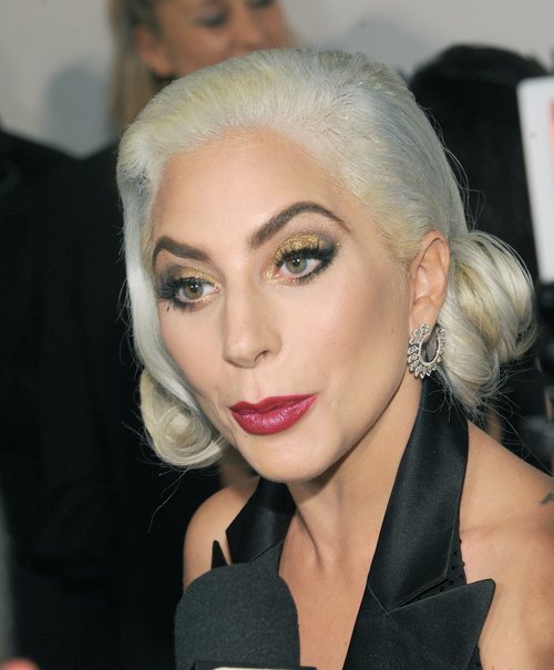 Lady Gaga con el pelo tricolor en la entrega de los National Board of Review Awards 2019