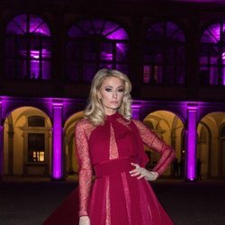 Paris Hilton con un peinado muy desacertado en la Semana de la Moda de Florencia