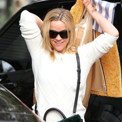 Reese Witherspoon con el pelo sucio haciendo recados por Santa Mónica