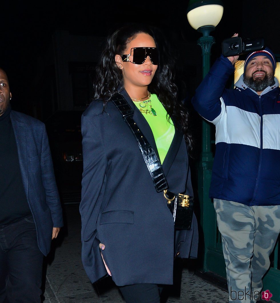 Rihanna con un bronceado excesivo en Nueva York