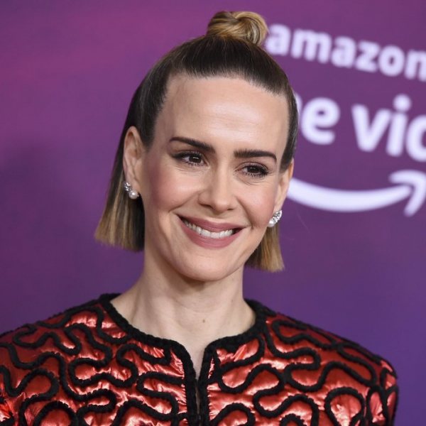 Sarah Paulson con moño alto en los Costume Designers Guild Awards 2019