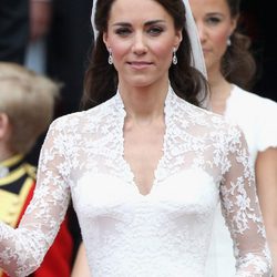 Kate Middleton con maquillaje rosado y ondas al agua en el día de su boda