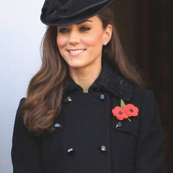 Kate Middleton con ojos ligeramente smokey y un semirecogido adornado por un tocado