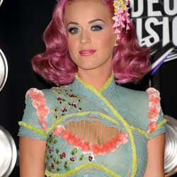 Peinado de Katy Perry con media melena rosa