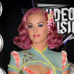 Peinado de Katy Perry con media melena rosa