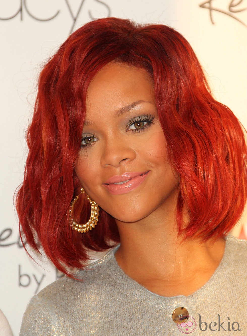 Rihanna con corte long bob rojo