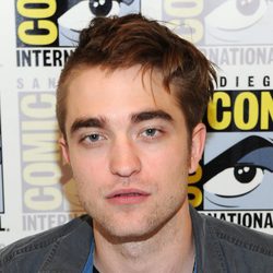 Robert Pattinson con media cabeza rapada