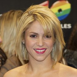 Shakira con corte de pelo tipo bob rubio