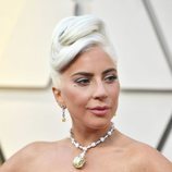 Lady Gaga con un recogido alto en los Premios Oscar 2019