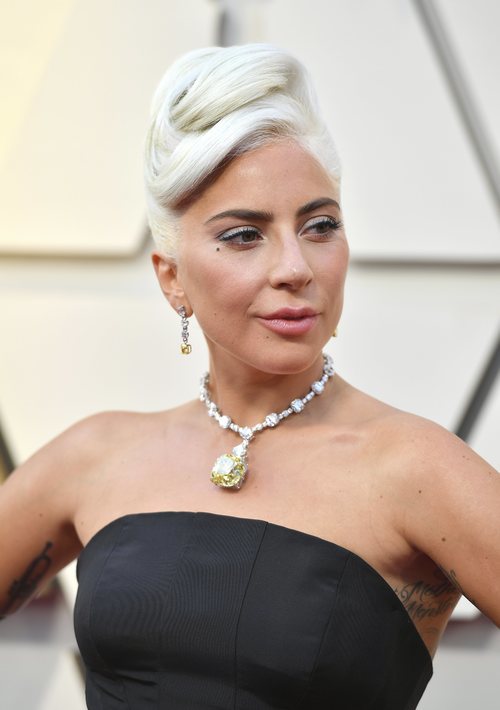 Lady Gaga con un recogido alto en los Premios Oscar 2019