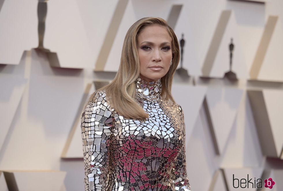 Jennifer Lopez con el pelo suelto y rubio oscuro Premios Oscar 2019