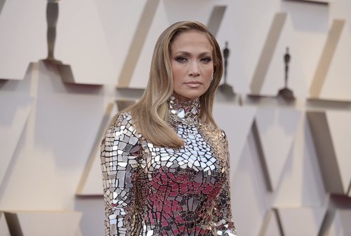 Jennifer Lopez con el pelo suelto y rubio oscuro Premios Oscar 2019
