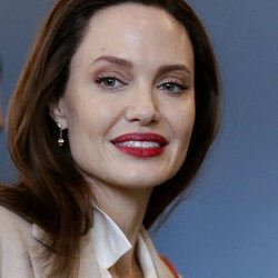 Angelina Jolie con pintalabios granate