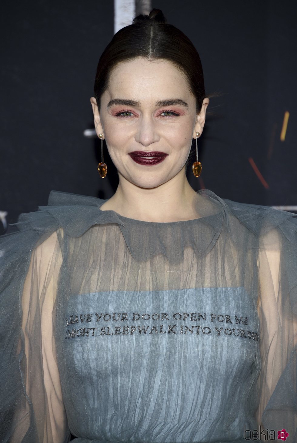 Emilia Clarke con pintalabios granate