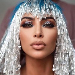 Kim Kardashian con un beauty look inspirado en Cher para la after party de la MET Gala 2019