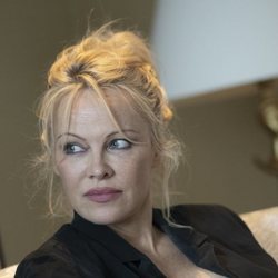 Pamela Anderson con un look desenfadado y natural